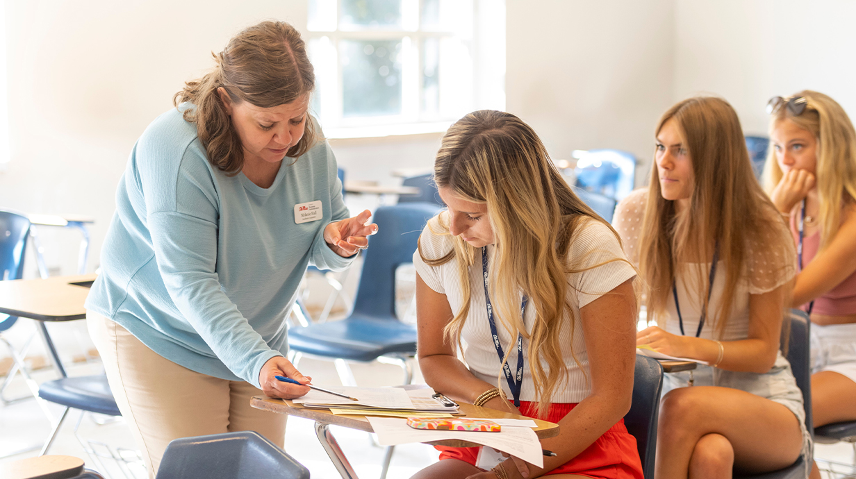 Advisor, Melanie Hall, during orientation.