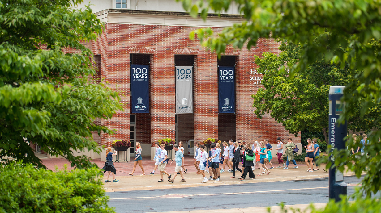 An orientation tour outside Holman Hall.