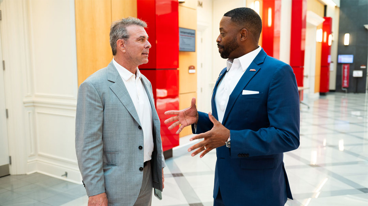 Jeff Michael (left), who recently established an endowment in honor of his father to benefit students participating in the Center for Innovation and Entrepreneurship (CIE), greets School of Business Administration board member Frank Lenior.