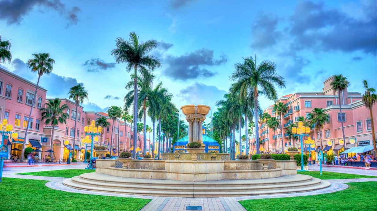 The Mizner Park Shopping center at Boca Raton where you can find some of the best fine dinner in town. Photo by Kim Seng.