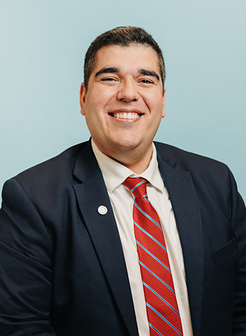 Headshot of Kash Afshar Bakeshloo.